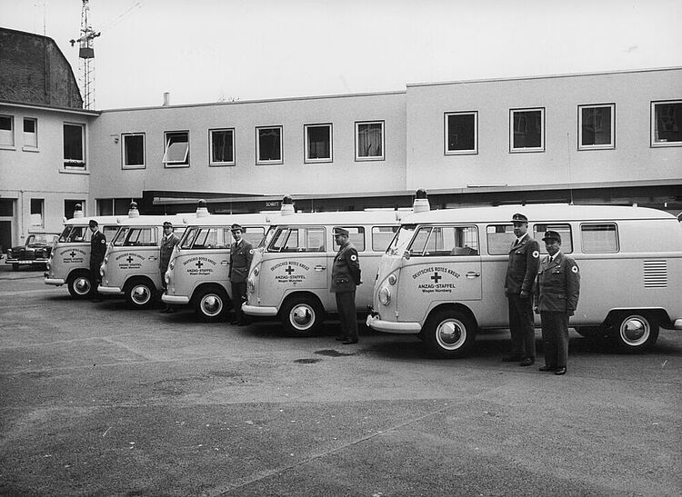 Fünf Rettungswagen des Deutschen Roten Kreuzes von VW in Stuttgart, eine Spende der Firma Andreae-Noris Zahn AG. Diese Rettungsfahrzeuge werden an den Autobahnen zum Einsatz kommen, um 1963